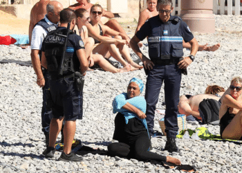 La police française oblige une femme à enlever son burkini en public