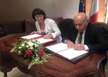 La Tunisie et la France signent un accord pour la modernisation de l&rsquo;administration tunisienne