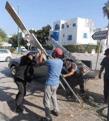 La Marsa : D&eacute;mant&egrave;lement des panneaux publicitaires anarchiques