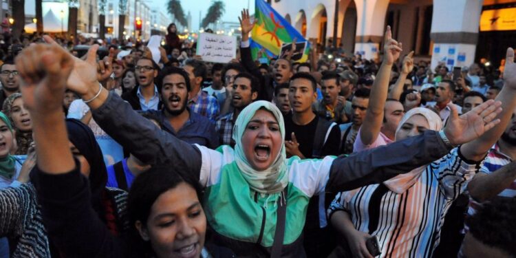 Indignés, les Marocains rendent hommage Mouhcine Fikri, happé par une benne à ordures