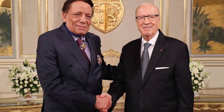 Béji Caid Essebsi remet les insignes du Mérite culturel à Adel Imam (Vidéo)