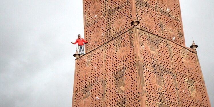 Du haut de l'horloge de l'avenue H. Bourguiba, il réclame le maintien d'Obama