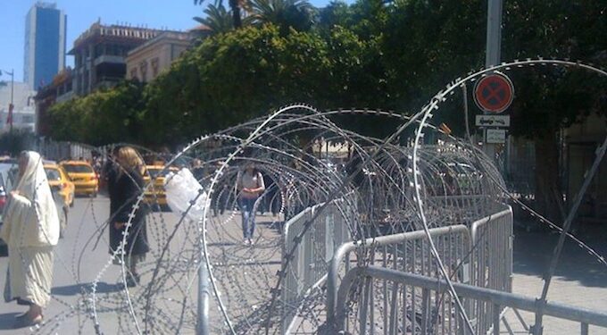 Les internautes au consulat de France : "Lib&eacute;rez nos trottoirs !"