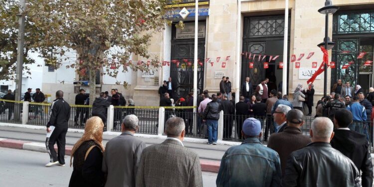 Alerte devant le si&egrave;ge du gouvernorat de Tunis : Un homme a menac&eacute; de se faire exploser
