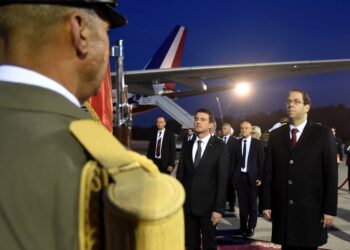 Valls : "La France se tient aux c&ocirc;t&eacute;s de la Tunisie en cette &eacute;tape d&eacute;licate"