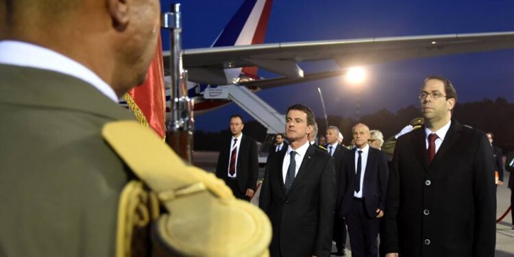 Valls : "La France se tient aux côtés de la Tunisie en cette étape délicate"