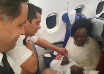 Un b&eacute;b&eacute; burkinab&eacute; secouru par les passagers et le staff &agrave; bord d'un avion Tunisair