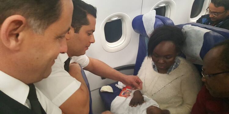Un bébé burkinabé secouru par les passagers et le staff à bord d'un avion Tunisair