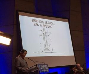 Le caricaturiste tunisien Tawfiq Omrane dessine pour la paix &agrave; l&rsquo;Unesco