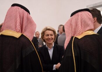 En visite officielle en Arabie Saoudite, une ministre allemande refuse de porter le voile