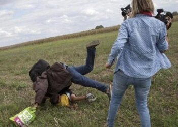 Trois ans de prison pour la journaliste hongroise ayant frappé des réfugiés