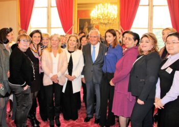 Raffarin incite les Fran&ccedil;ais &agrave; passer leurs vacances en Tunisie