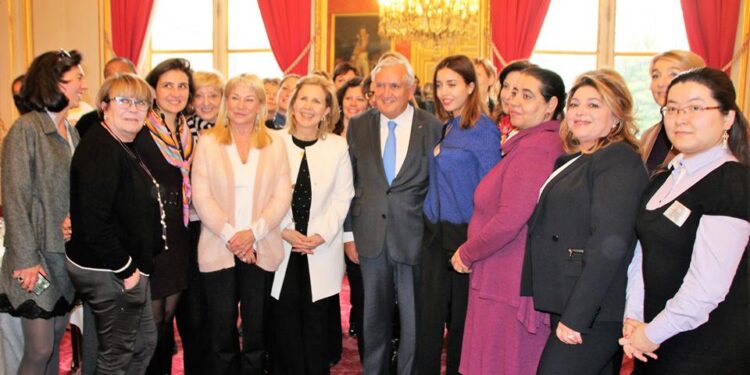 Raffarin incite les Fran&ccedil;ais &agrave; passer leurs vacances en Tunisie
