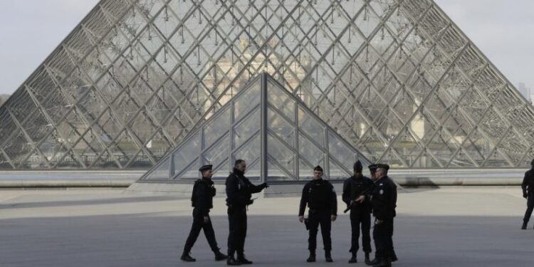 Attaque du Louvre : Quatre militaires agressés, deux blessés