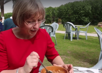 L&rsquo;ambassadrice britannique sous le charme du lablabi (vid&eacute;o)