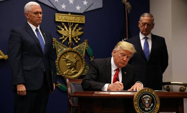 Dans un nouveau décret, Donald Trump exclut l'Irak de sa "liste noire"