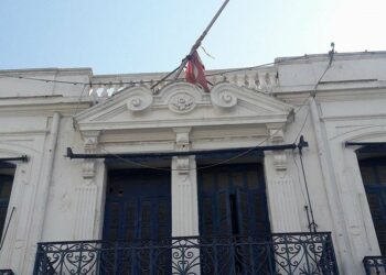 La tristesse des drapeaux abandonnés : Solitaires, parfois en lambeaux...