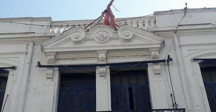 La tristesse des drapeaux abandonnés : Solitaires, parfois en lambeaux...