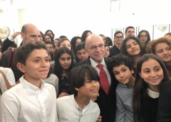 Quand des &eacute;l&egrave;ves tunisiens expliquent les mosa&iuml;ques du Bardo &agrave; Bernard Cazeneuve