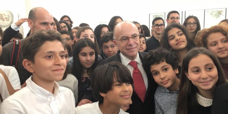 Quand des élèves tunisiens expliquent les mosaïques du Bardo à Bernard Cazeneuve