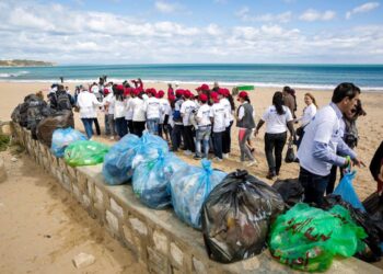 "Eco plage" : Quand 200 &eacute;l&egrave;ves se chargent du nettoyage de la plage &agrave; La Marsa