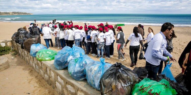 "Eco plage" : Quand 200 élèves se chargent du nettoyage de la plage à La Marsa