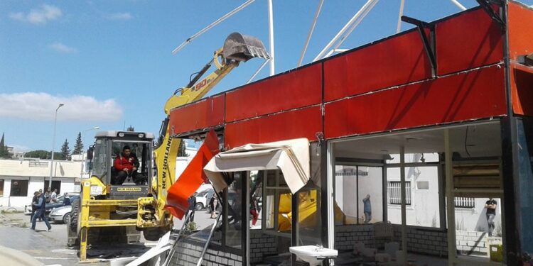 Construits anarchiquement, des caf&eacute;s et des fast-foods d&eacute;molis au Centre El-Menzah 6