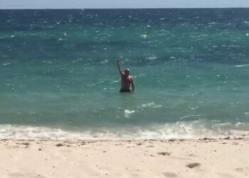 Olivier Poivre d&rsquo;Arvor se baigne &agrave; Kantaoui Bay