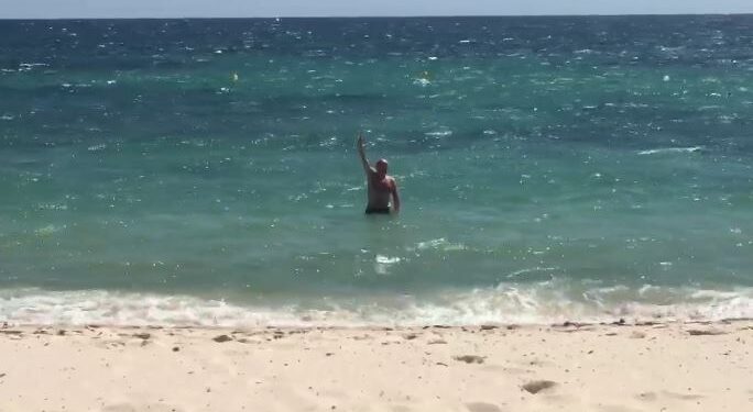 Olivier Poivre d’Arvor se baigne à Kantaoui Bay