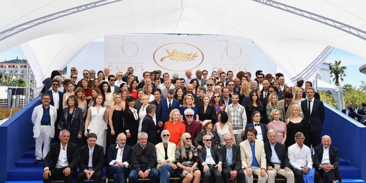Claudia Cardinale et Ferid Boughdir sur la photo de famille du 70ème anniversaire du Festival de Cannes