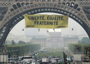 Une banderole contre le Front national déployée sur la tour Eiffel