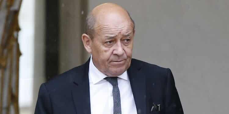 Jean-Yves Le Drian reporte sa visite en Tunisie pour des "engagements urgents"