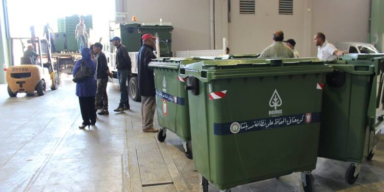 Tunisie : Distribution de 28.000 bennes à ordures au profit des municipalités
