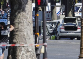 "Tentative d'attentat" aux Champs-Elysées : Une voiture bourrée d'armes "s'attaque" à un fourgon de gendarmerie