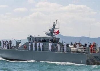 D&eacute;fense : Douze marins secourus d&rsquo;un bateau de p&ecirc;che en feu au large de Sfax