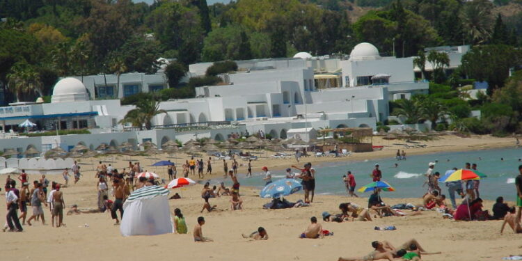 Plage de la Marsa : Le réseau Doustourna condamne des agressions contre des jeunes filles