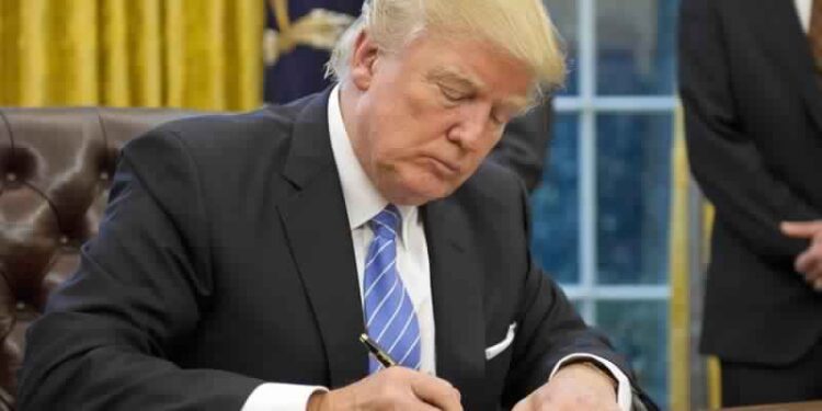 Trump s’entretient avec l’émir du Qatar et propose son aide