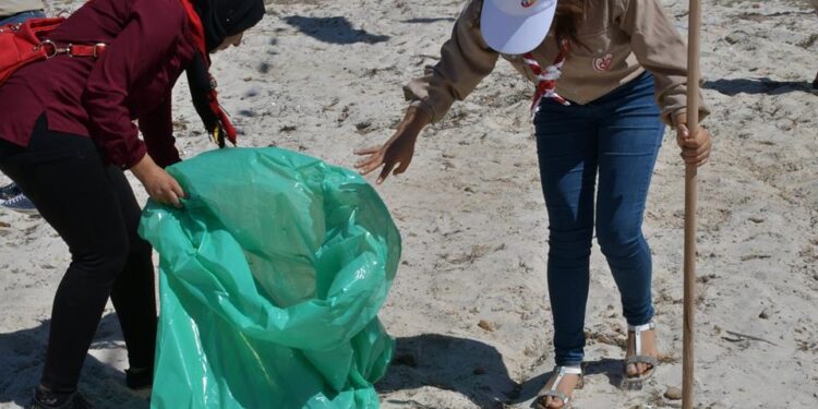Tunisie : 155 tonnes de déchets, ramassées en un mois sur les plages de la banlieue sud