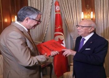 Beji Ca&iuml;d Essebsi remet une copie originale de la Constitution de 1959 aux Archives nationales