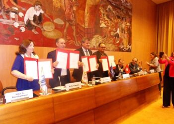 Signature &agrave; Gen&egrave;ve du document "Programme de promotion du travail d&eacute;cent en Tunisie&rdquo;
