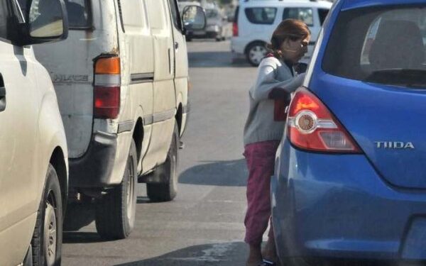 Visible, palpable, pathétique : La mendicité à chaque rond-point et coin de rue