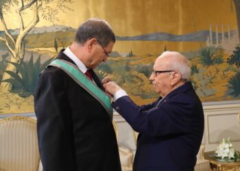Habib Essid d&eacute;cor&eacute; des insignes du Grand cordon de l&rsquo;ordre de la R&eacute;publique