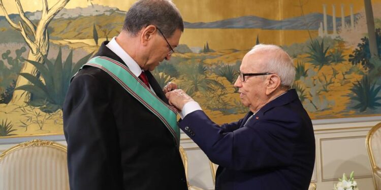 Habib Essid décoré des insignes du Grand cordon de l’ordre de la République