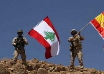 Des soldats libanais hissent le drapeau espagnol sur une position reprise à Daech