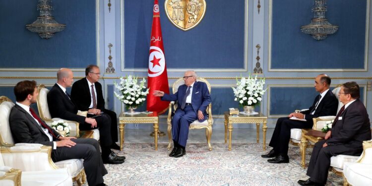 B&eacute;ji Ca&iuml;d Essebsi re&ccedil;oit une d&eacute;l&eacute;gation du Forum de Davos