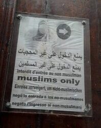 A l'entr&eacute;e des mosqu&eacute;es, la s&eacute;gr&eacute;gation des touristes continue...