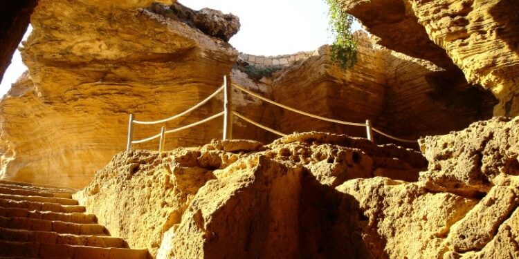 Le restaurant de la discorde et les grottes d'El Haouaria