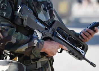 Paris : Une voiture fonce sur des militaires