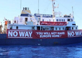 Bloqu&eacute;s au large de la Tunisie, les anti-migrants du C-Star refusent l'aide d'une ONG