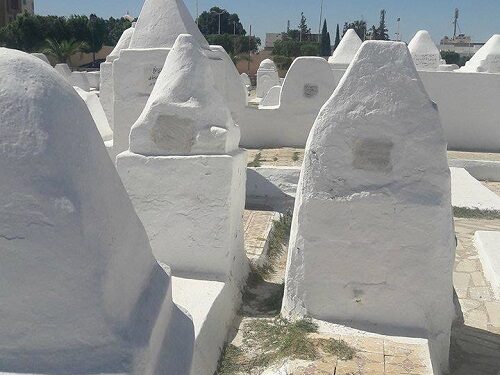 Blanc éclatant sur ocre antique : Une image éternelle de Kairouan